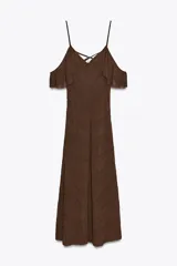 Vestido midi marrón con textura, escote pico, tirantes finos y volados en los hombros.