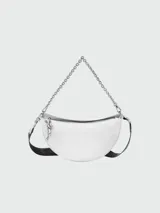 Bandolera Longchamp modelo Crossbody Smile S, color blanco con correa de cadena plateada.