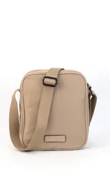 Bandolera negra de tela impermeable con correa ajustable, doble bolsillo frontal con cierre y dos bolsillos internos.