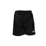 Short deportivo negro con cintura elástica ajustable con cordón y logo de la marca Umbro estampado en blanco en la pierna derecha.