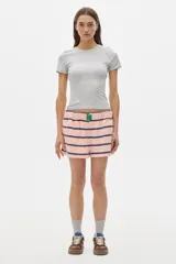 Short de algodón tipo boxer con cintura elástica, bolsillos laterales y estampado a rayas horizontales en tonos crudo, azul, rojo y amarillo.