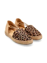 Alpargata de cuero con estampado animal print, tiras de ajuste con elástico, forro y plantilla de cuero, y suela de yute.
