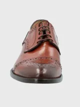 Zapato de vestir acordonado color marrón, con detalles de perforaciones y suela de cuero y goma.