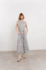 Vestido largo sin mangas de algodón con estampado animal print y escote redondo. Tiene bolsillos laterales y corte suelto.