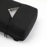 Mochila verde militar de poliéster reciclado, con capacidad para laptops de hasta 15,6 pulgadas. Cuenta con bolsillos frontales con cierre, cinturón para valija en la parte trasera y tela a prueba de agua.