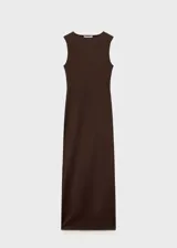 Vestido largo marrón ajustado al cuerpo, sin mangas y con cuello redondo.