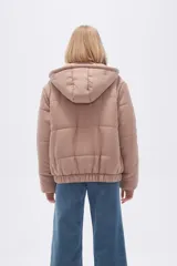 Campera puffer color rosa pálido con capucha, cierre frontal con cremallera y bolsillos laterales.