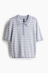 Remera polo de punto fino color lila con rayas horizontales blancas, cuello clásico con botones y mangas cortas.