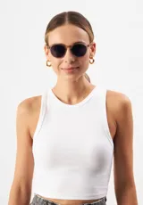 Lentes de sol Eco Shades Costa, con montura redonda color champagne y lentes grises. Fabricados con acetato biodegradable y lentes de PMMA reciclado.