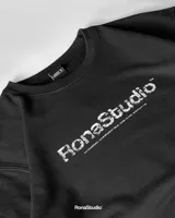 Remera negra de algodón premium de 300 gramos con estampado frontal con el logo de la marca.