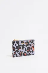 Monedero Bimba y Lola con estampado animal print en tonos lila, negro y naranja. Cierre con cremallera dorada y logo de la marca en dorado.