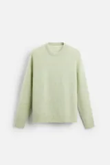 Sweater verde claro de lana y alpaca, con cuello redondo y mangas largas.