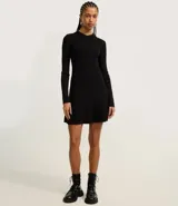Vestido corto negro de punto con cuello polo, manga larga y botones en el escote.