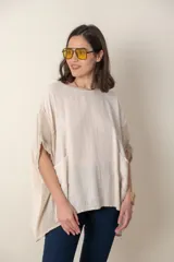 Blusa italiana color verde militar, de lino y algodón, con calado en los costados y espalda, calce holgado y dos bolsillos delanteros.