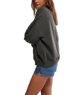 Suéter de algodón color gris oscuro, con cuello mock (cuello alto corto) y calce oversized. Presenta mangas largas con puños ajustados y ruedo acanalado.