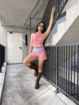 Short rojo y blanco a cuadros vichy, con cintura celeste y corte holgado.