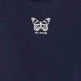 Camiseta azul marino de punto con cuello redondo y mangas cortas. Estampado frontal pequeño con una mariposa y texto.