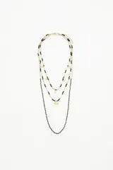 Collar de tres vueltas con cuentas doradas y negras, y dijes circulares dorados.