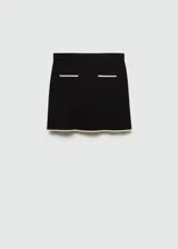 Minifalda negra de tejido de punto fino con tiro medio, corte recto, dos bolsillos de parche frontales y detalle en contraste en los bordes.