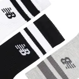 Pack de tres pares de medias New Balance unisex, modelo Striped Crew Socks. Un par blanco con rayas negras, un par negro con rayas blancas y un par gris con rayas grises.