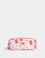 Cartuchera blanca con estampado de libros, bebidas y frases en tonos rosados. Tiene cierre circundante y tag frontal de silicona con la frase "I'm just a girl".