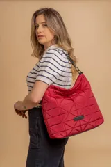 Cartera tipo tote bag color rojo con diseño geométrico acolchado. Tiene doble asa corta y correa larga extraíble.