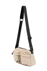 Bandolera color beige con correa negra ajustable, cierre superior y dos bolsillos frontales con cierre.
