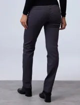 Pantalón de gabardina elastizada color marrón claro, marca Zac & Rachel, corte slim, con pretina con pasadores, botón y cierre. Delantera con tres bolsillos y trasera con bolsillos ojal.