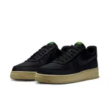 Championes Nike Air Force 1 '07 Lv8 para hombre, color negro con detalles en verde y suela color crema.