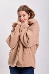 Campera de sherpa color beige, con cierre frontal y cuello amplio.