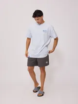 Remera celeste de algodón con estampado del logo de la marca Rusty en el frente y la espalda.