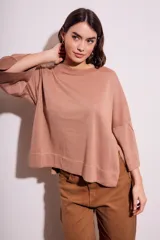 Sweater color salmón de tejido de punto con lurex, corte oversize, cuello redondo y mangas 3/4 acampanadas.