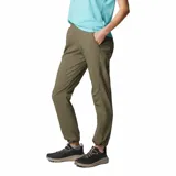 Pantalón de trekking color verde oliva, con cintura elástica, bolsillos laterales con cierre y puños ajustables. Confeccionado con tejido que repele la humedad y protege del sol.
