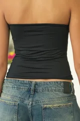 Top strapless negro de microfibra liviana, en tela doble embolsado, con escote recto.