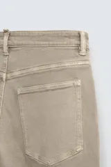 Pantalón de jean azul oscuro, corte skinny, largo cropped y efecto lavado.