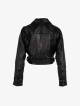 Chaqueta corta de cuero negra, estilo motociclista, con corte holgado y cintura ajustada.