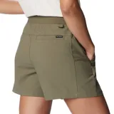 Short deportivo color verde oliva, con cintura elástica, bolsillos laterales y traseros, y tecnología Omni-Shade™ UPF 50 y Omni-Shield™ para protección solar y repelencia al agua.