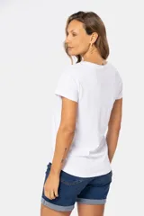 Remera blanca de algodón con cuello redondo y mangas cortas.