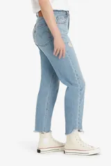 Pantalón de jean Levis modelo 501 Crop, color celeste claro, de corte recto, tiro alto y largo cropped con terminación desflecada.