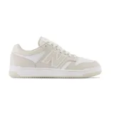 Championes urbanos New Balance modelo BB 480 LBA, color beige y blanco, con logo "N" característico en los laterales y suela de goma.