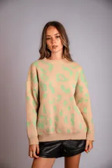 Sweater de punto color crudo con estampado animal print marrón.