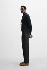 Pantalón azul marino de corte amplio, confeccionado en tejido de mezcla de algodón y lino. Cuenta con cintura elástica ajustable con cordón, bolsillos frontales y bolsillos traseros de vivo.