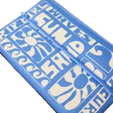 Cartuchera o neceser de tela color celeste con estampado gráfico en blanco que incluye las palabras "WAVES", "FUN", "RIP CURL" y motivos de olas, flores y sol. Posee dos compartimentos con cierre de cremallera.