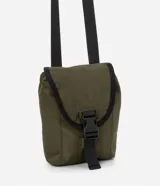 Bolso mini tipo bucket color negro, hecho en poliamida sin estampa. Tiene cierre delantero con tirador y cordón elástico, y tapa con enganche.