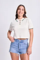 Camiseta de manga corta color blanco, de tejido rib, con cuello polo y botones.
