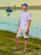 Remera de hombre color rosa claro, de algodón, con cuello redondo y logo bordado en el pecho.