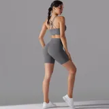 Calza corta gris de lycra con cintura alta y costuras laterales.