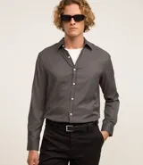 Camisa gris de fibra de bambú satinada con textura maquinetada, de corte regular, cuello inglés, manga larga y abotonadura frontal.