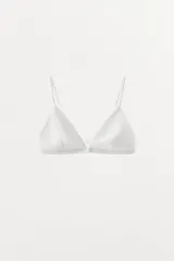 Bralette triangular negro confeccionado en mezcla de algodón y modal, con tirantes finos ajustables y cierre trasero con gancho metálico.