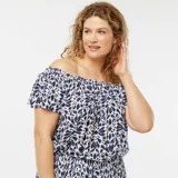 Blusa con escote bardot, estampado abstracto en azul y blanco, mangas cortas y cintura elástica.